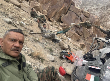 Three Army officers survive Cheetah helicopter crash near Leh in Ladakh. Selfie Goes Viral