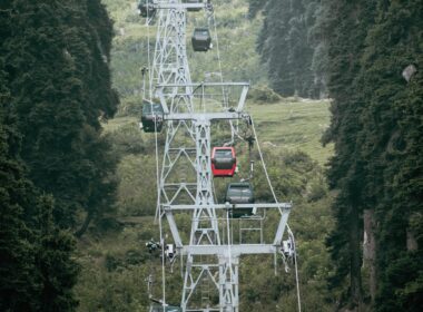 Hundreds Rescued After Technical Snag Halts Gulmarg Gondola Services